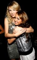 293.swift.cyrus.l.112408.jpg