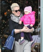 Pink_Pink_Willow_Christmas_Shopping_Malibu_7SnrCj0Jc9Kx.jpg