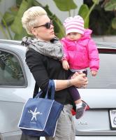 Pink_Pink_Willow_Christmas_Shopping_Malibu_CqP5QjkBx3_x.jpg