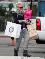 Pink_Pink_Willow_Christmas_Shopping_Malibu_ZvS6Dh00y_bx.jpg