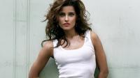 nelly_furtado_haircut_face_hands_wall_6162_1920x1080.jpg