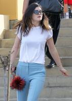 kylie_jenner_out_for_lunch_in_calabasas_5.jpg