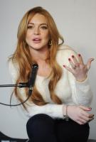 lindsay_lohan_at_2014_tca_winter_press_tour_in_pasadena_13.jpg