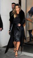 Kim_Kardashian_Photos__Shopping_Candids_in_Paris__05.jpg
