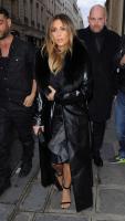 Kim_Kardashian_Photos__Shopping_Candids_in_Paris__13.jpg