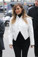 1363045_kim_kardashian_arrive_avec_le_styliste_950x0_3.jpg