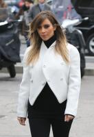 kim_kardashian_leaves_the_museum_of_modern_art_in_paris_9.jpg