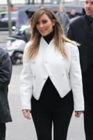 kim_kardashian_leaves_the_museum_of_modern_art_in_paris_11.jpg