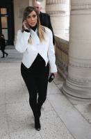 kim_kardashian_leaves_the_museum_of_modern_art_in_paris_16.jpg
