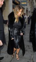 kim_kardashian_out_shopping_in_paris_3.jpg