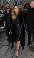 kim_kardashian_out_shopping_in_paris_7.jpg
