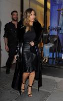kim_kardashian_out_shopping_in_paris_11.jpg