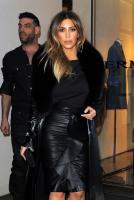 kim_kardashian_out_shopping_in_paris_17.jpg