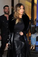 kim_kardashian_out_shopping_in_paris_18.jpg