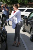 Kim_Kardashian_runs_errands_in_LA2_INF.jpg