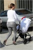 Kim_Kardashian_runs_errands_in_LA3_INF.jpg