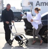 Kim_Kardashian_runs_errands_in_LA4_INF.jpg
