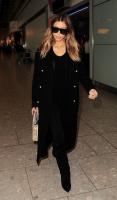 kim_kardashian_at_heathrow_airport_in_london_2.jpg