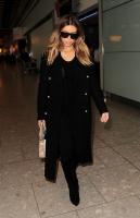 kim_kardashian_at_heathrow_airport_in_london_3.jpg