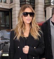 kim_kardashian_having_lunch_at_the_george_bar_in_london_2__1_.jpg