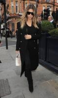 kim_kardashian_having_lunch_at_the_george_bar_in_london_9.jpg