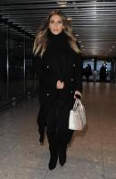 kim_kardashian_having_lunch_at_the_george_bar_in_london_10.jpg