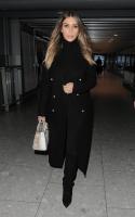 kim_kardashian_having_lunch_at_the_george_bar_in_london_11.jpg