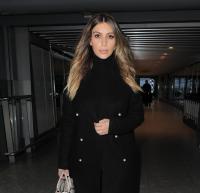 kim_kardashian_having_lunch_at_the_george_bar_in_london_12.jpg