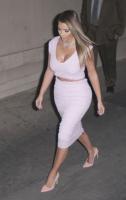kim_kardashian_arrives_at_jimmy_kimmel_live_show_26.jpg