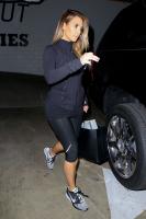 kim_kardashian_leaves_a_gym_in_los_angeles_11.jpg