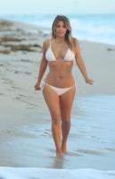 kim_kardashian_in_bikini_at_a_beach_in_miami_5.jpg