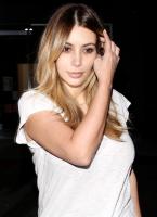 kim_kardashian_leaves_esnail_salon_in_west_hollywood_9.jpg