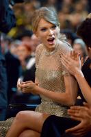 Taylor_Swift_had_serious_surprised_face_audience.jpg