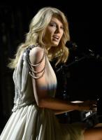 taylor_swift_performs_at_2014_grammy_awards_in_los_angeles_4.jpg