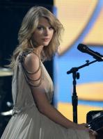 taylor_swift_performs_at_2014_grammy_awards_in_los_angeles_5.jpg