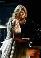 taylor_swift_performs_at_2014_grammy_awards_in_los_angeles_9.jpg