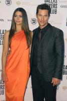 1369369_matthew_mcconaughey_et_sa_femme_camila_950x0_1.jpg