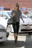 rosie_huntington_whiteley_in_leggings_leaves_a_gym_2__1_.jpg
