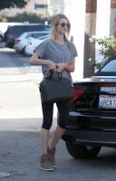 rosie_huntington_whiteley_in_leggings_leaves_a_gym_3.jpg