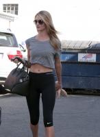 rosie_huntington_whiteley_in_leggings_leaves_a_gym_6.jpg