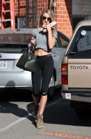 rosie_huntington_whiteley_in_leggings_leaves_a_gym_8.jpg