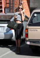 rosie_huntington_whiteley_in_leggings_leaves_a_gym_9.jpg