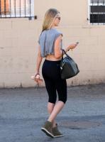 rosie_huntington_whiteley_in_leggings_leaves_a_gym_15.jpg