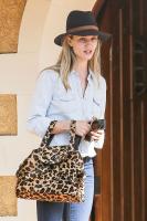 rosie_huntington_whiteley_leaves_a_friend_s_house_2.jpg