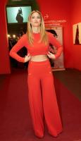 Bar_Refaeli_giacca_e_pantalone_rossofuoco_ai_Vienna_Awards_5.jpg