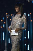 1365012_naomi_campbell_presents_the_award_for_950x0_2.jpg
