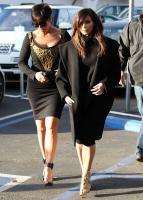 kim_kardashian_out_for_lunch_with_kris_jenner_at_fins_seafood_grill_1.jpg