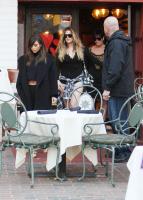 kim_kardashian_out_for_lunch_with_kris_jenner_at_fins_seafood_grill_17.jpg