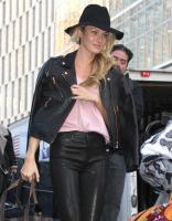 Candice_Swanepoel_arriva_alla_sfilata_Desigual_3.jpg