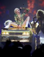 miley_cyrus_performs_at_bangerz_tour_in_vancouver_2.jpg